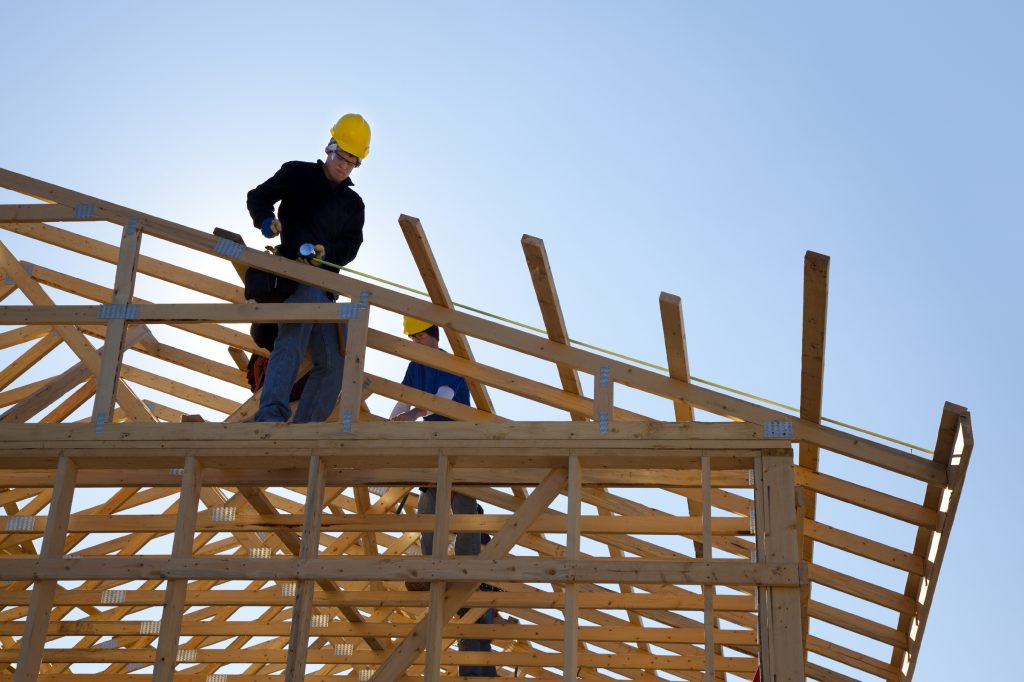 instalações hidráulicas: homem construindo casa